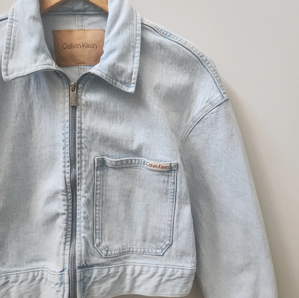Calvin Klein Cropped Denim Jacket Size Small Light Wash - Picture 4 of 8